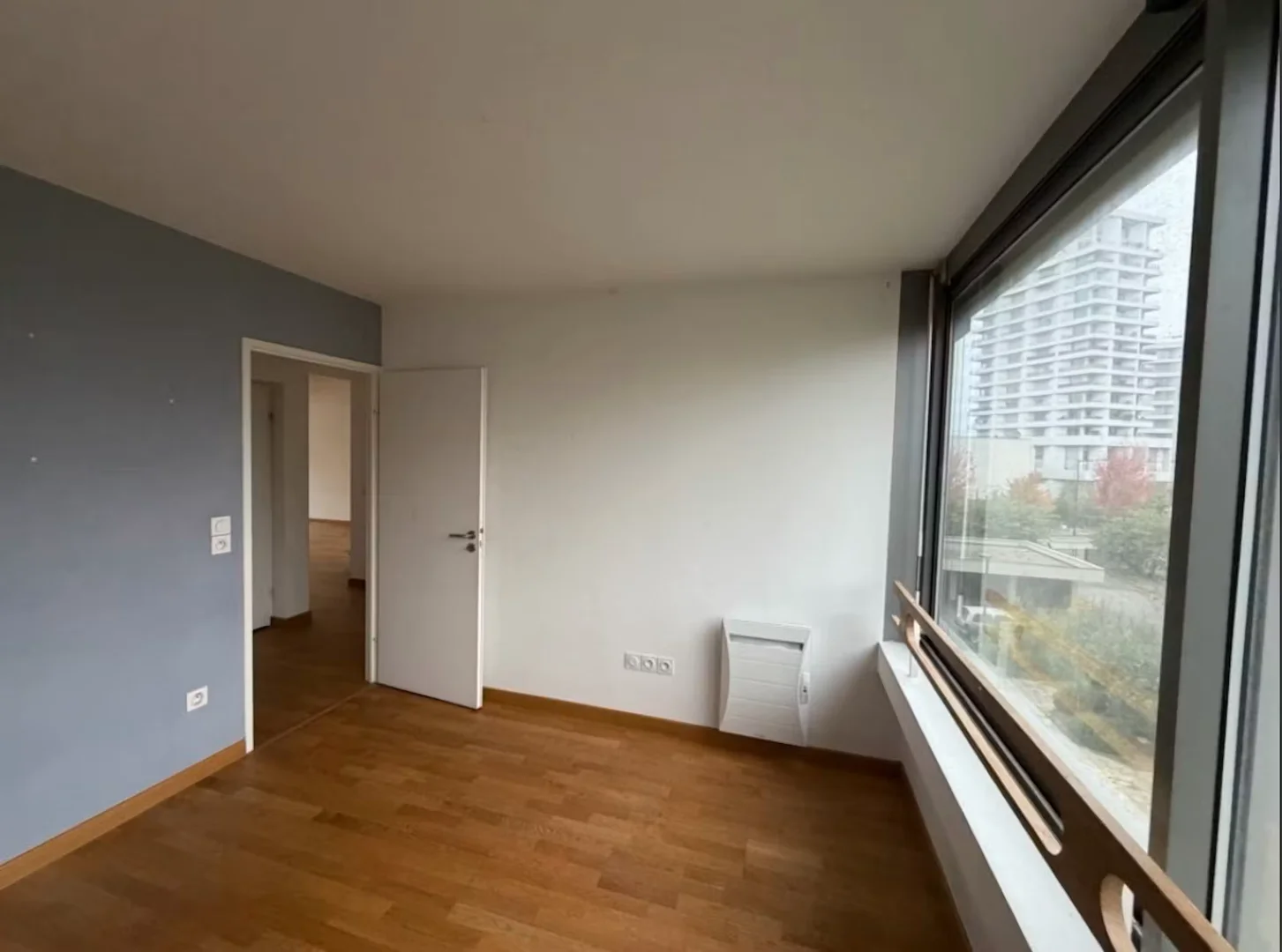 Affordable room for students with ample lighting in 
