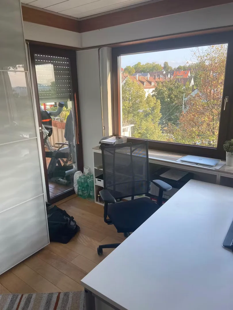 Studentenzimmer in mit Arbeitsbereich und Gemeinschaftseinrichtungen
