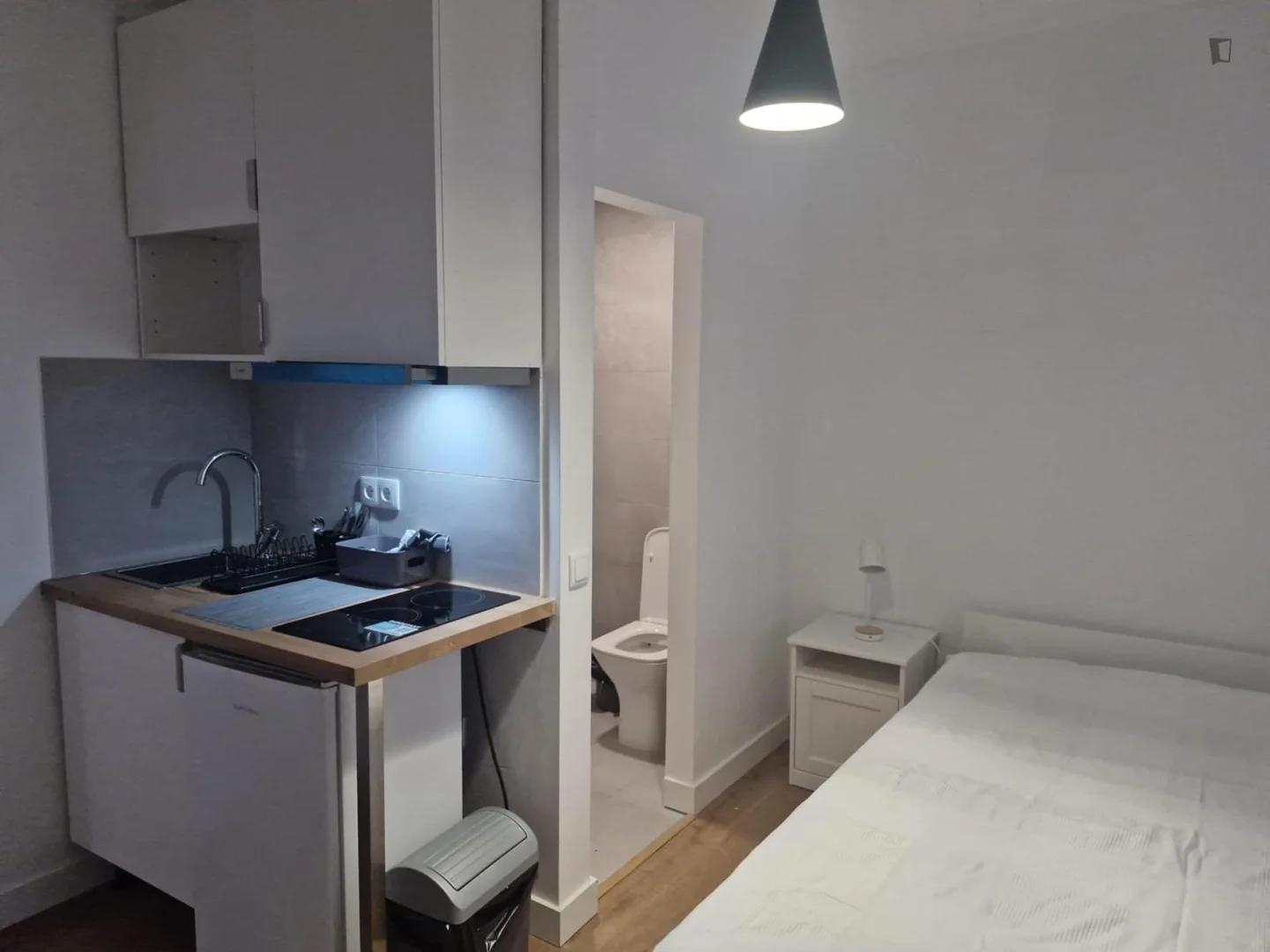 Monolocale minimalista per studenti in con layout efficiente