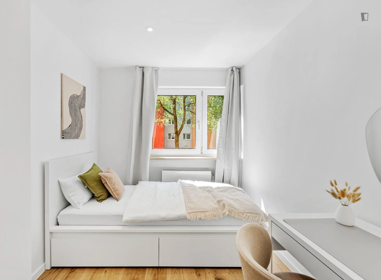 Quarto de estudante em  com área de estudo e instalações partilhadas