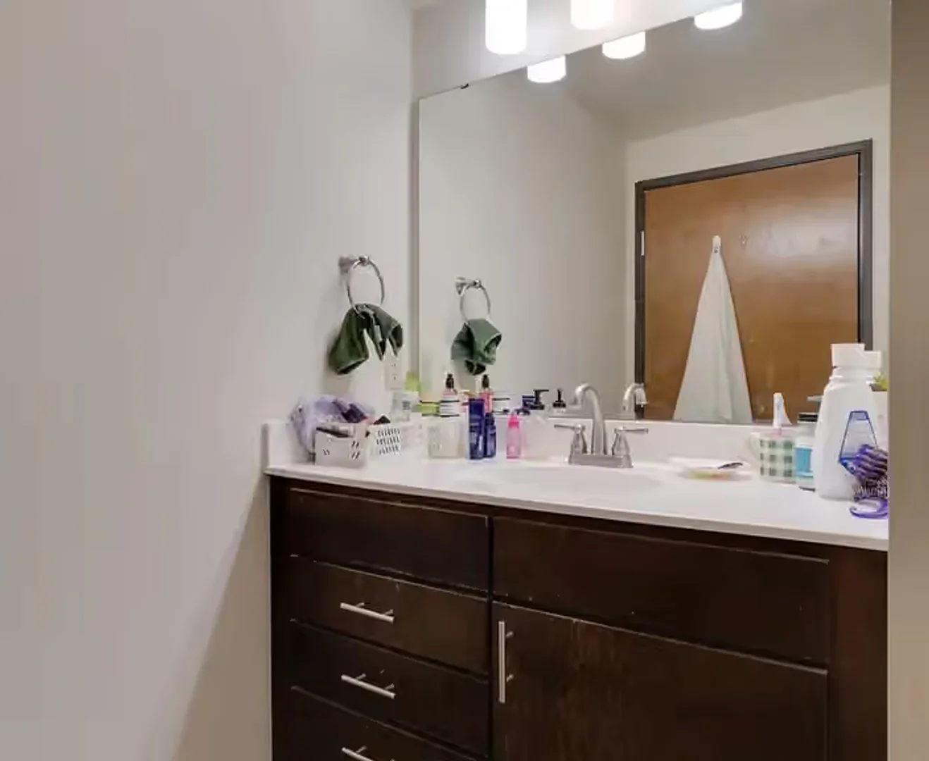 Quarto acessível para estudantes com iluminação ampla em