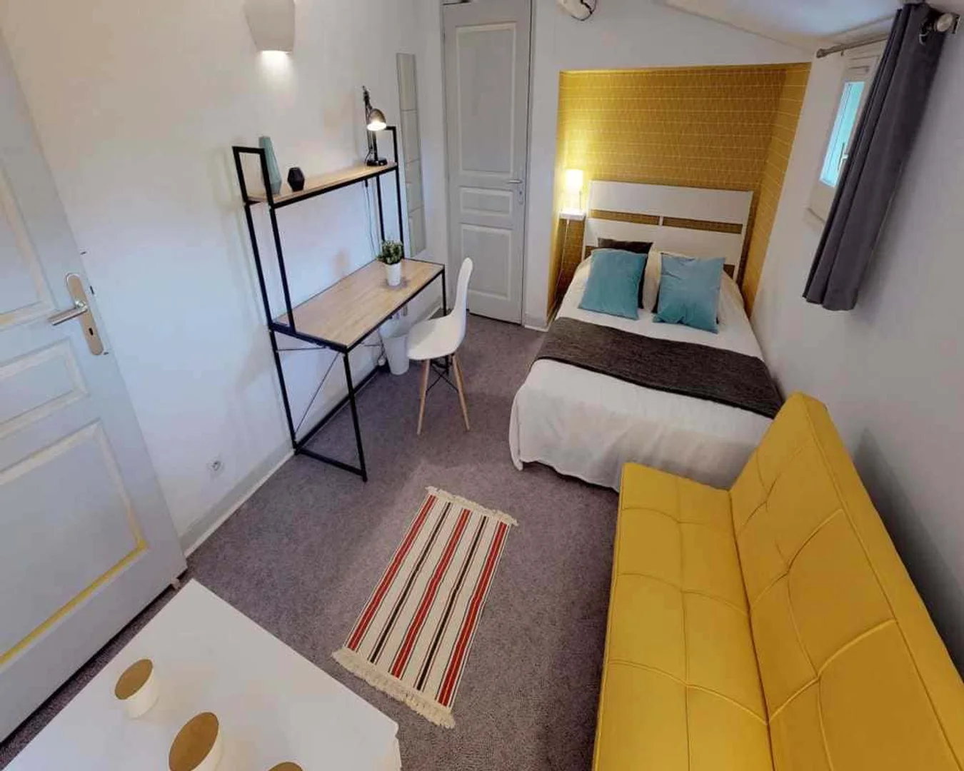 Quarto de estudante em com área de estudo e instalações partilhadas