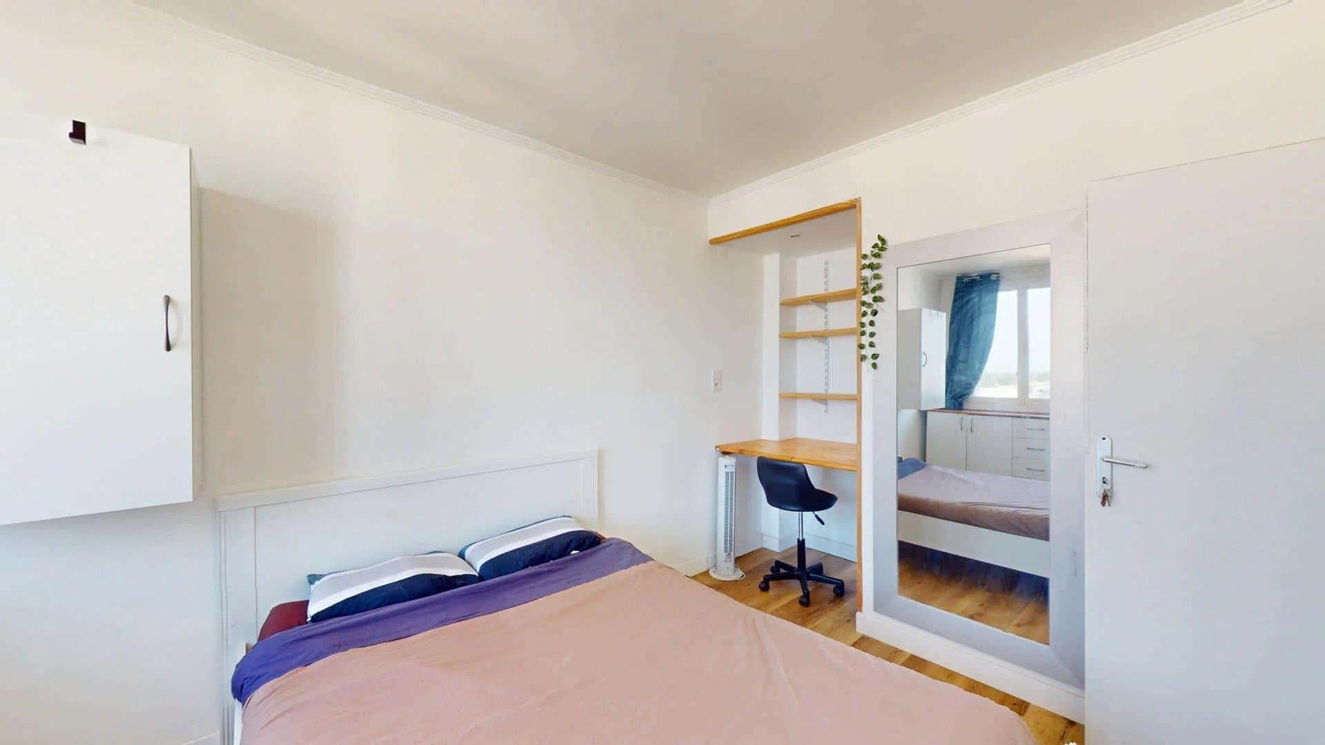 Chambre conviviale pour les étudiants dans  avec des équipements modernes
