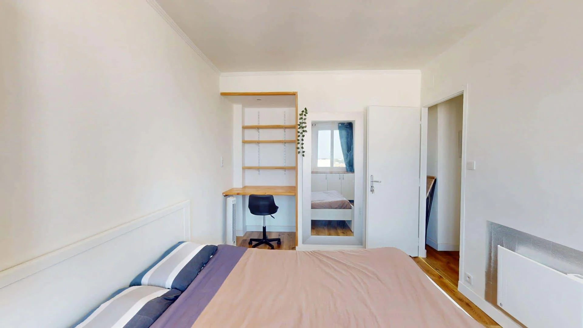 Chambre d'étudiant à  avec espace d'étude et installations communes