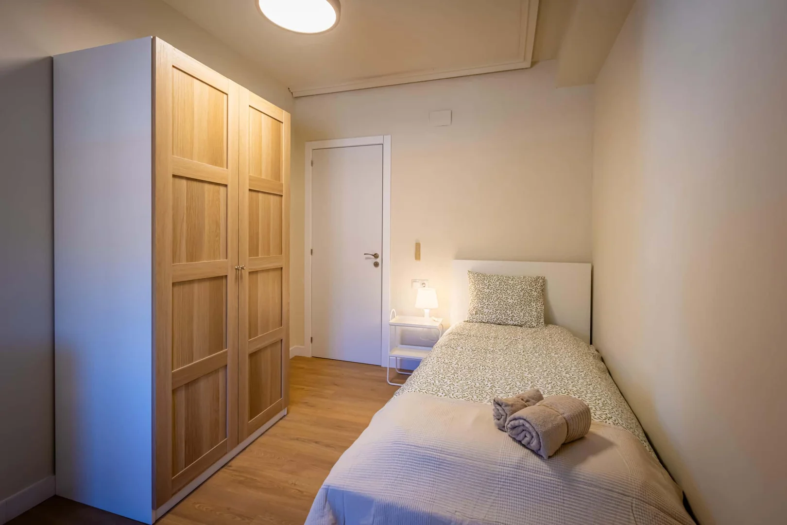 Chambre d'étudiant à  avec espace d'étude et installations communes