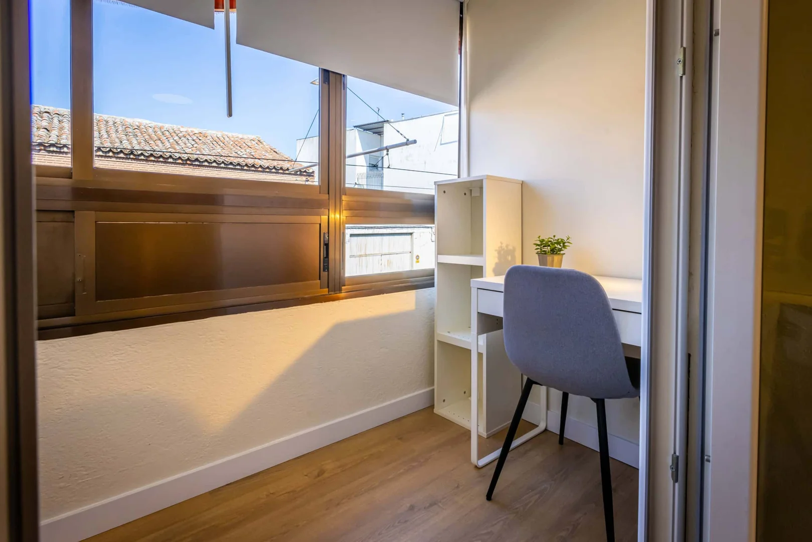 Chambre abordable pour les étudiants avec un bon éclairage dans 