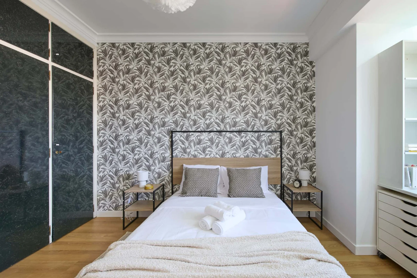 Bright and airy student room with easy university access in 