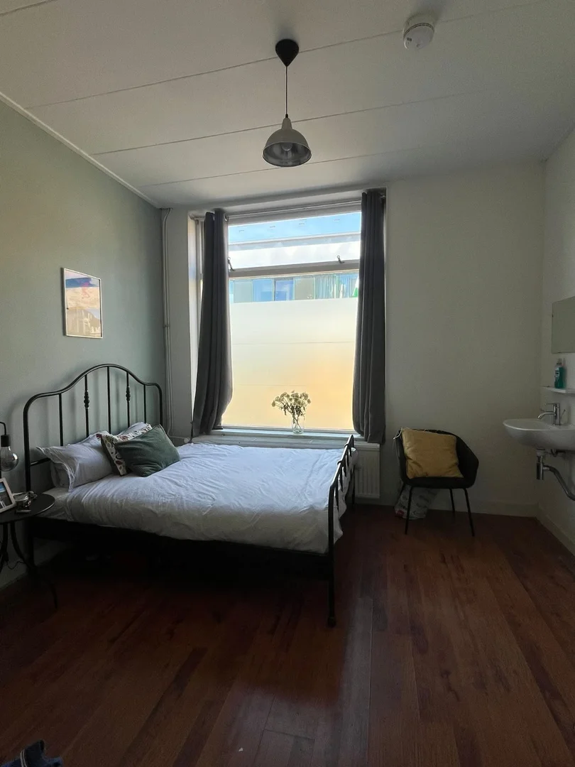 Habitación estudiantil económica con ubicación conveniente en 