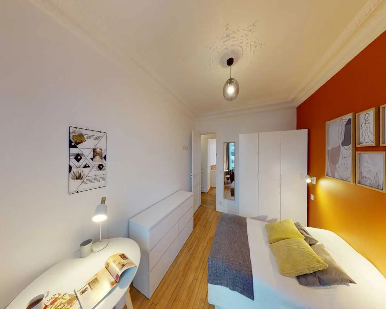 Habitación estudiantil amplia y cómoda en 