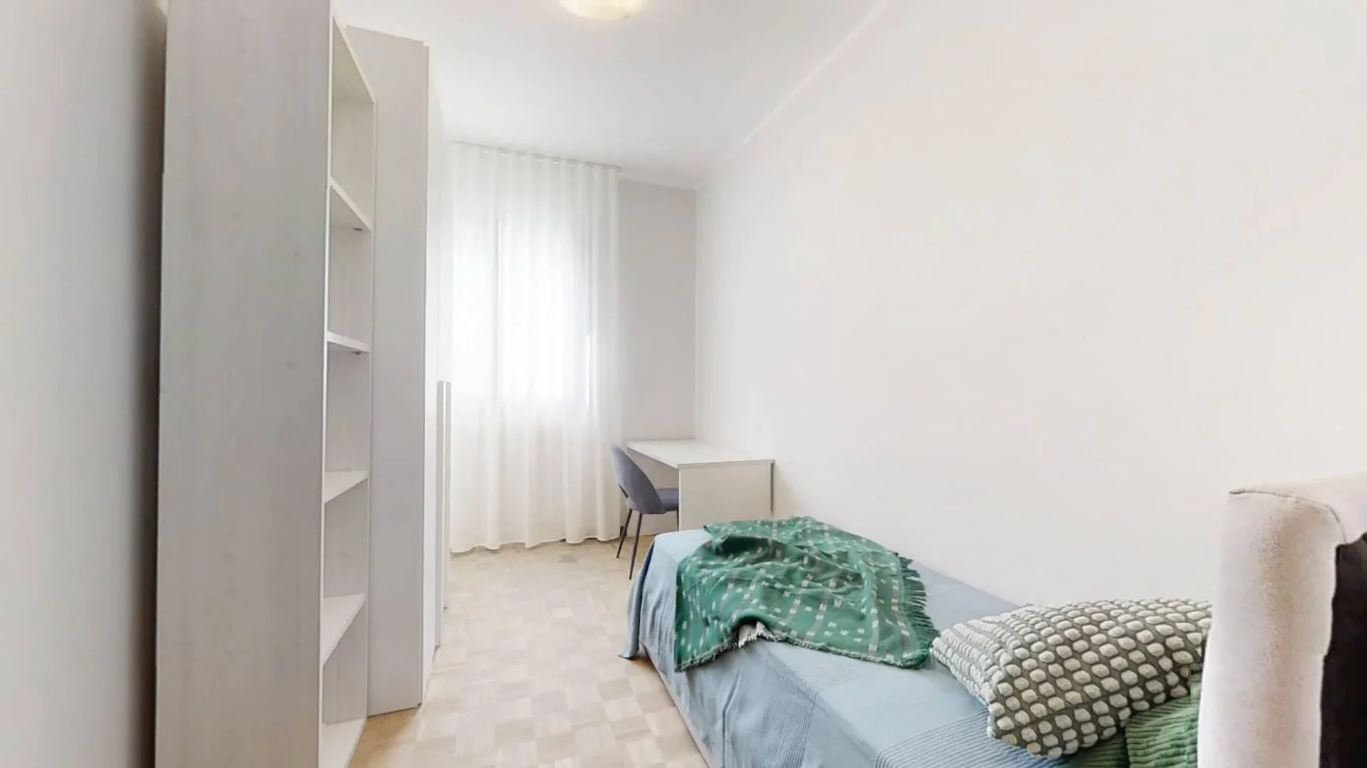 Helles und luftiges Studentenzimmer mit einfachem Zugang zur Universität in 
