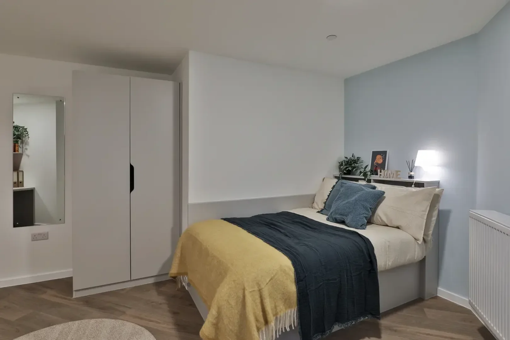 Habitación estudiantil funcional perfecta para estudiar en 