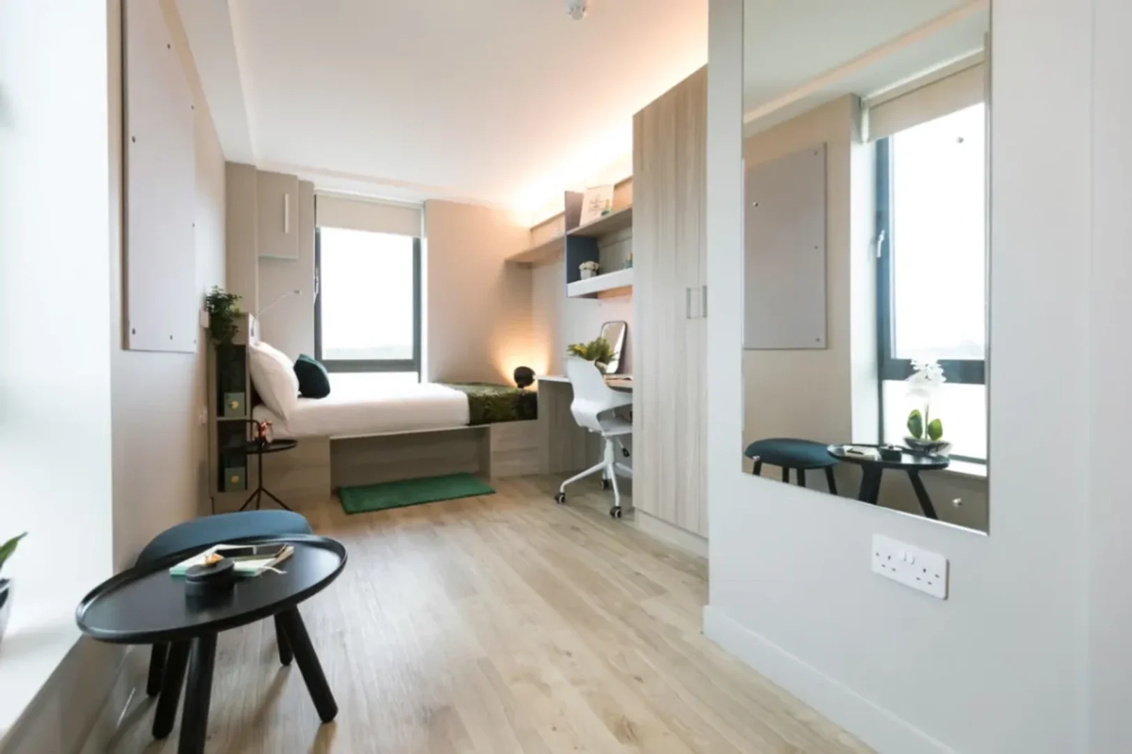 Habitación estudiantil luminosa y aireada con fácil acceso a la universidad en