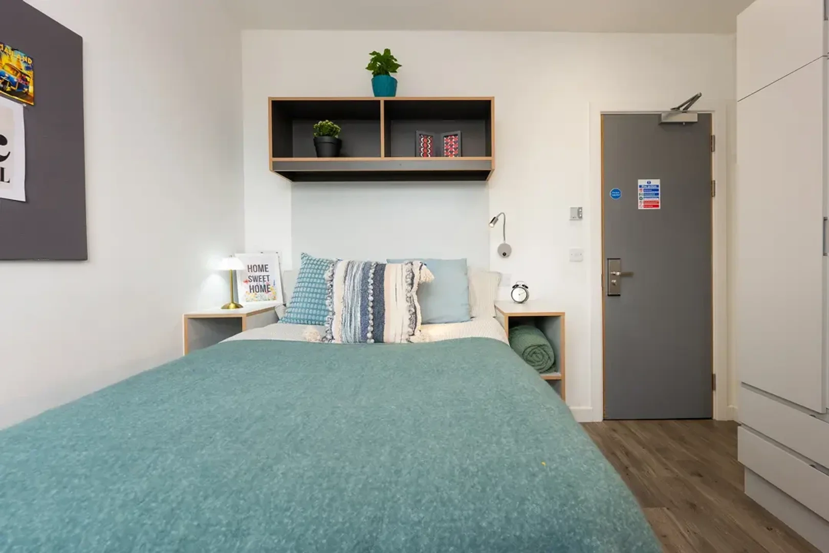 Room for rent in student apartment in , fully furnished