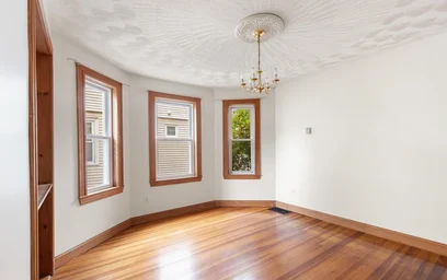 Apartamento moderno e brilhante em {area}