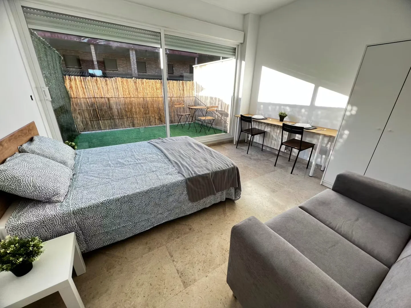 Habitación estudiantil amplia y cómoda en 