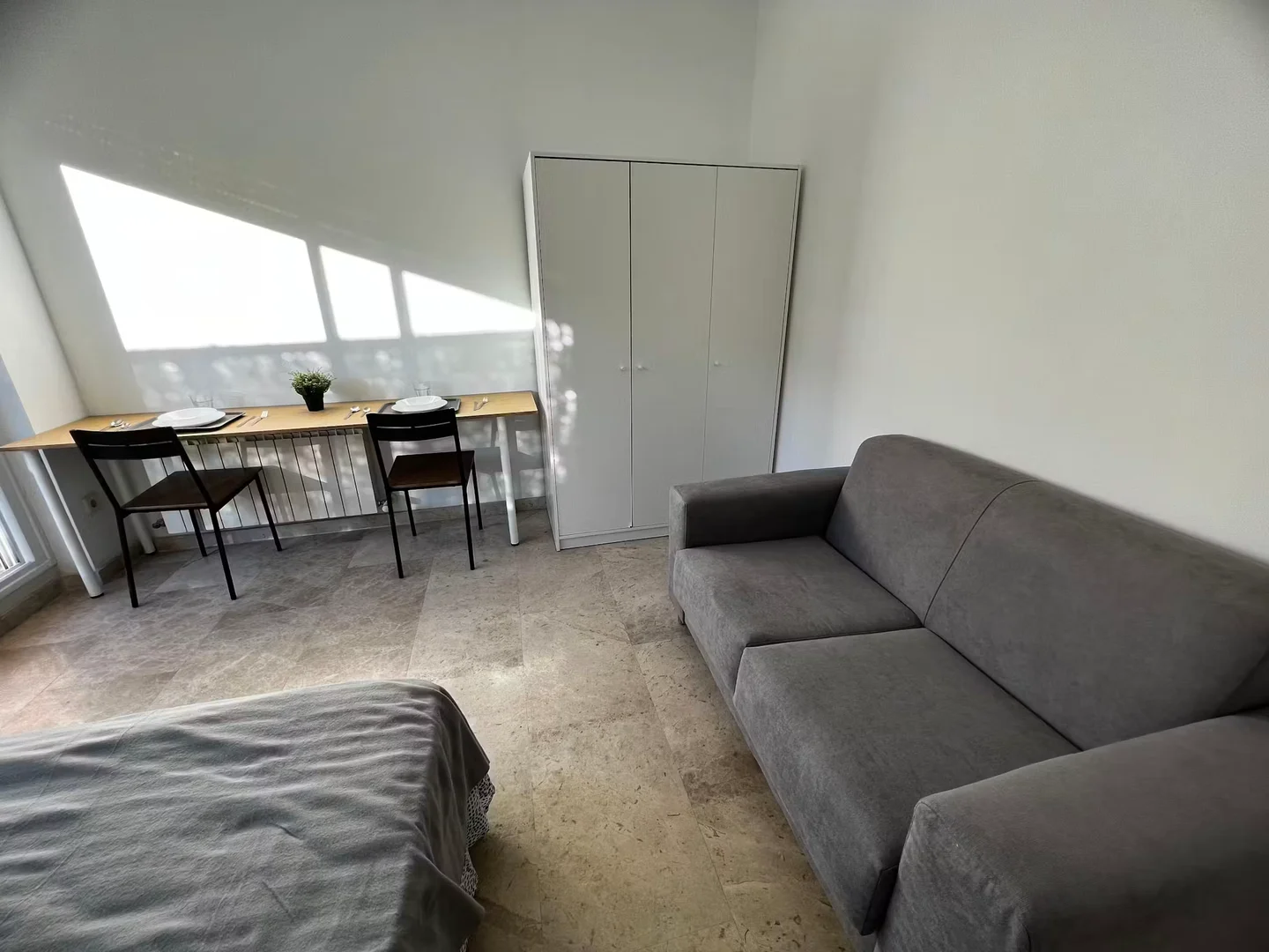 Habitación estudiantil funcional perfecta para estudiar en 