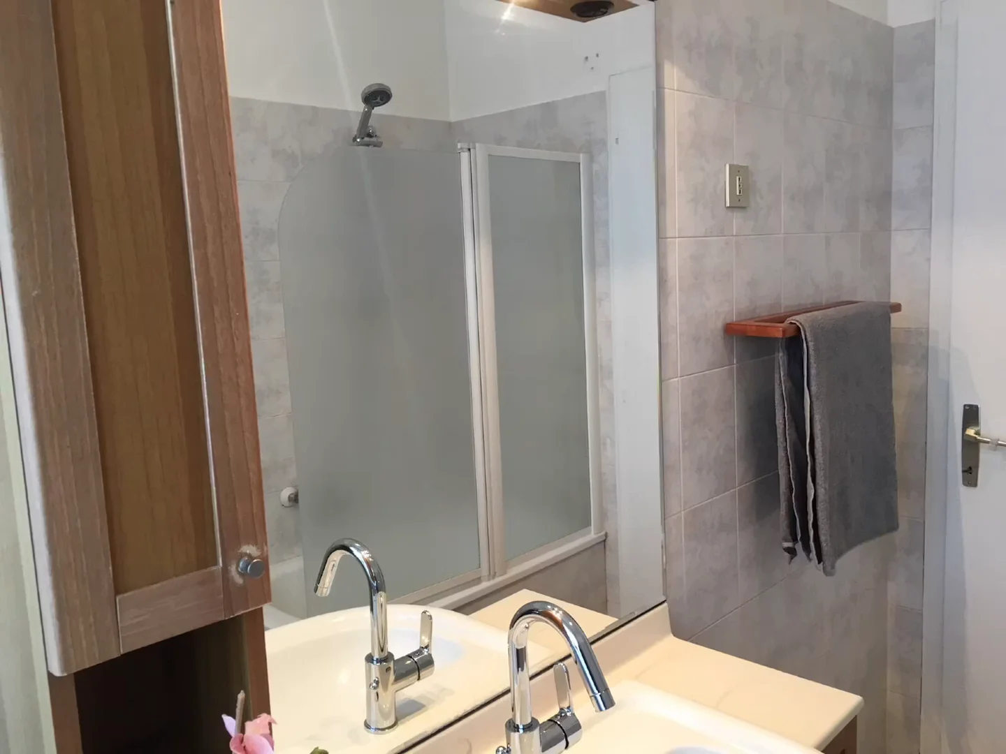 Quarto de estudante em  com área de estudo e instalações partilhadas