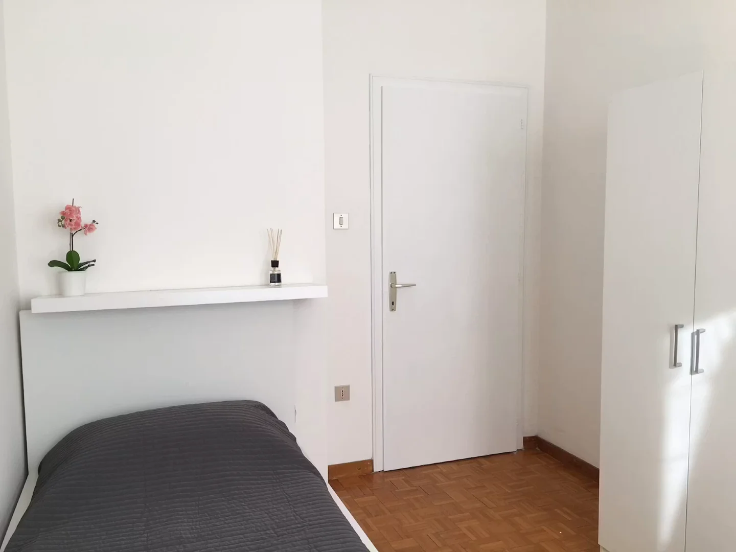Quarto de estudante económico perto do campus em 
