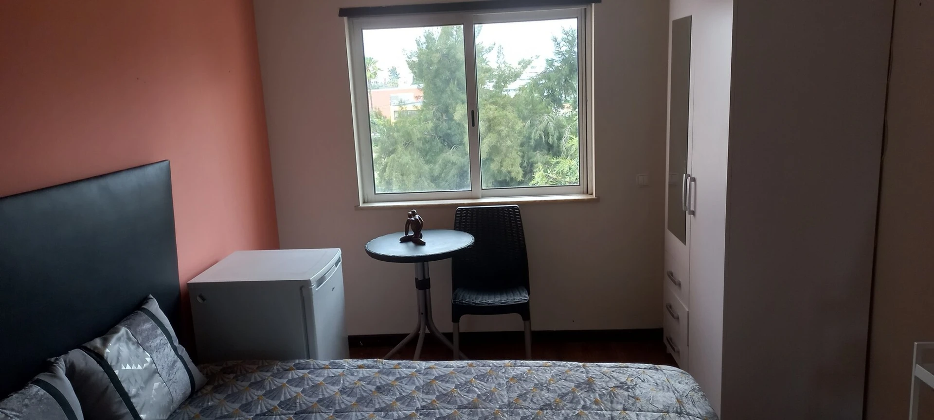 Renting rooms by the month in Faro