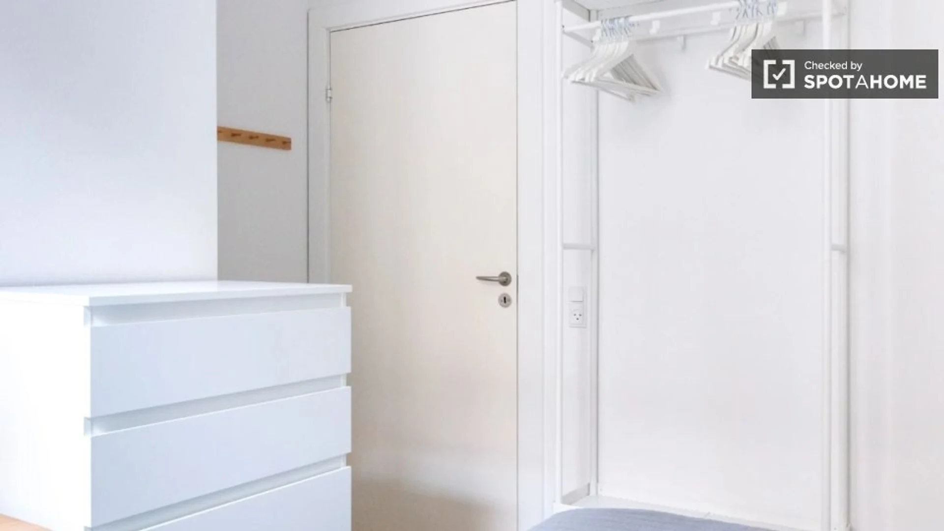 Habitación estudiantil funcional perfecta para estudiar en 