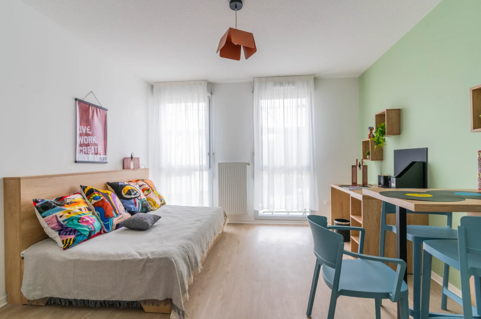 Chambre d'étudiant à  avec espace d'étude et installations communes