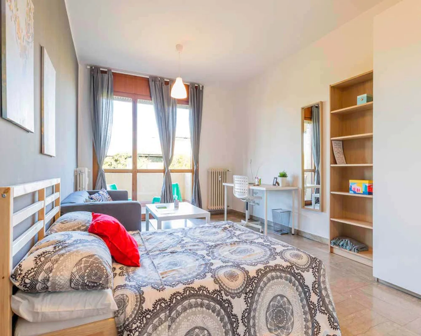 Quarto de estudante em  com área de estudo e instalações partilhadas