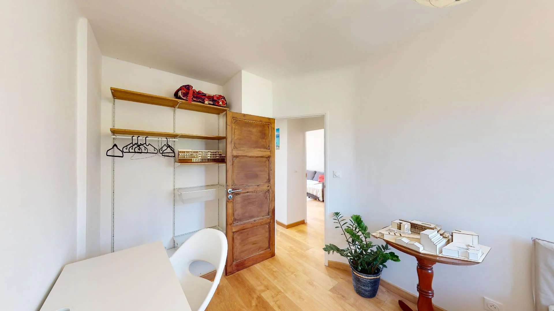Quarto acessível para estudantes com iluminação ampla em 