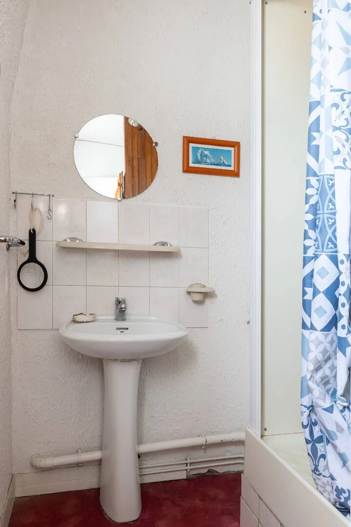 Quarto de estudante luminoso e arejado com acesso fácil à universidade em 
