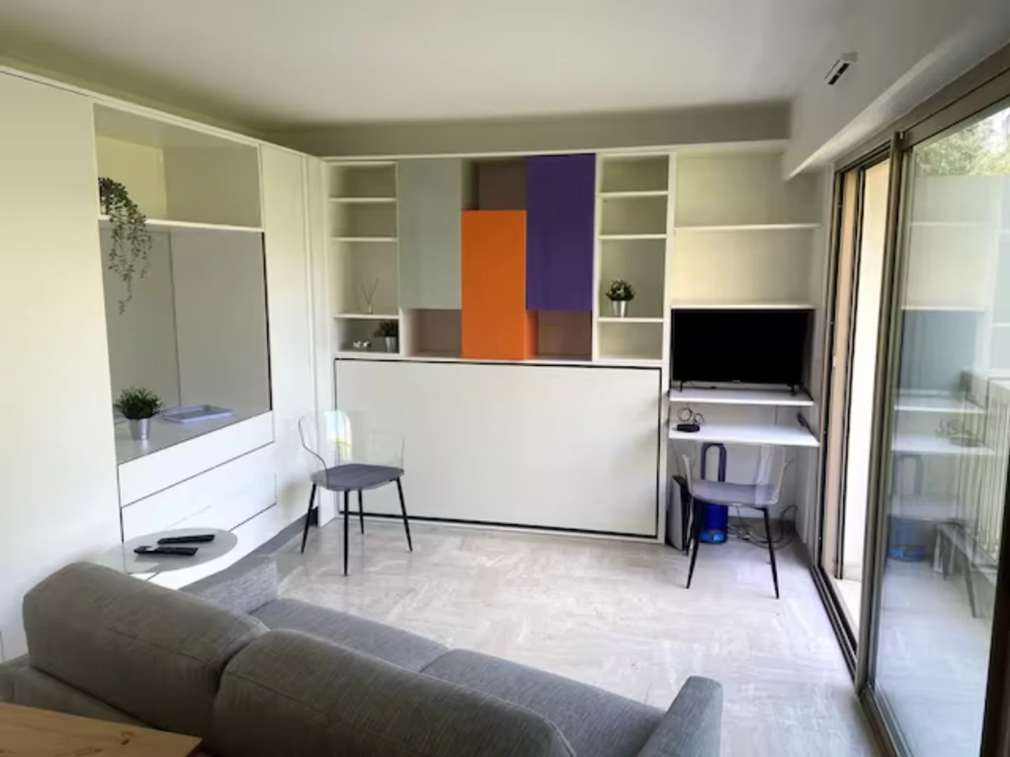 Habitación estudiantil luminosa y aireada con fácil acceso a la universidad en 