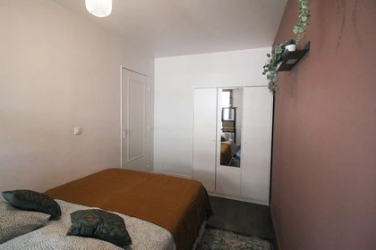 Quarto para alugar num apartamento partilhado em Paris