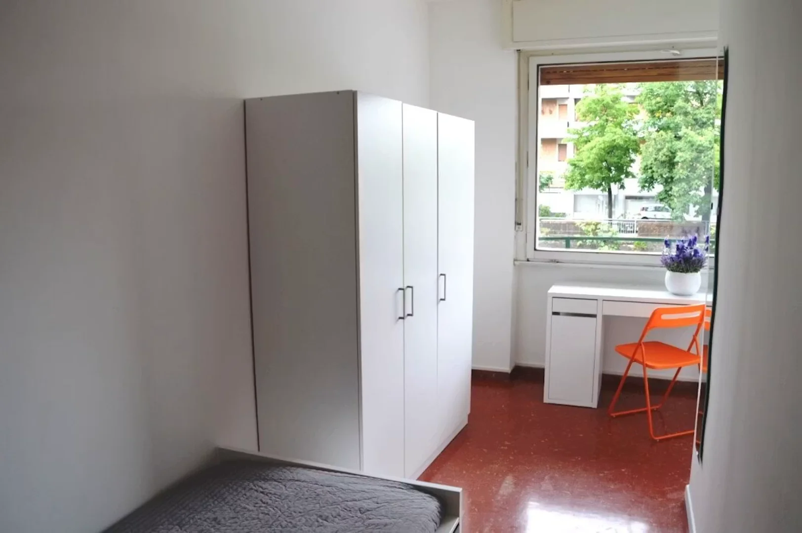 Budget-friendly student room close to campus in 