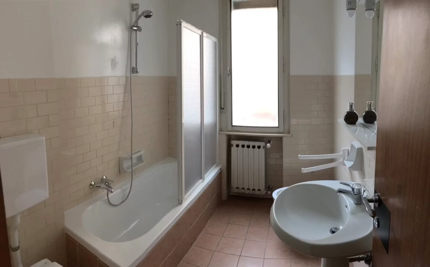 Bright and airy student room with easy university access in 