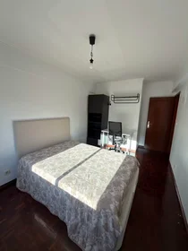 Habitación privada en Avenida Doutor Francisco Sá Carneiro, Vila Frescaínha-São Pedro, imagen 1 de 8