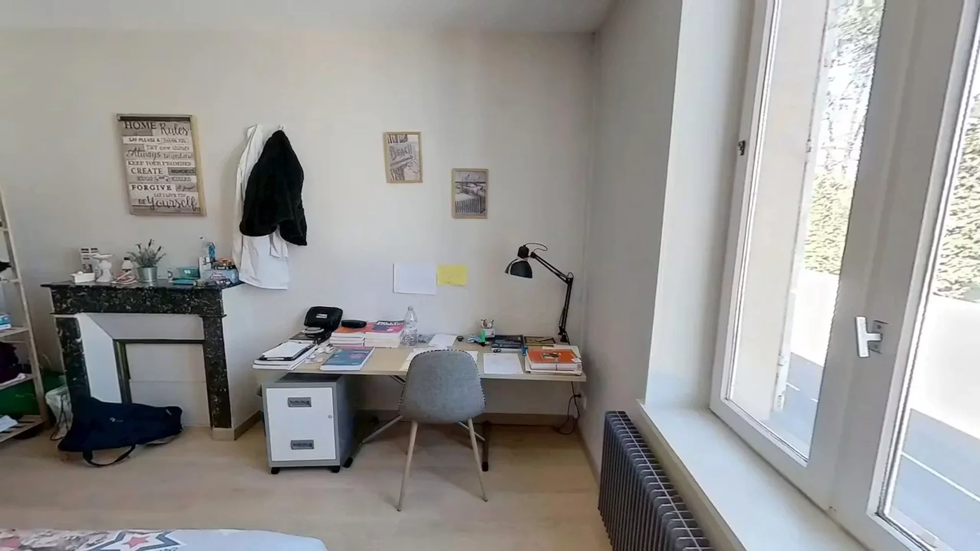 Quarto de estudante luminoso e arejado com acesso fácil à universidade em