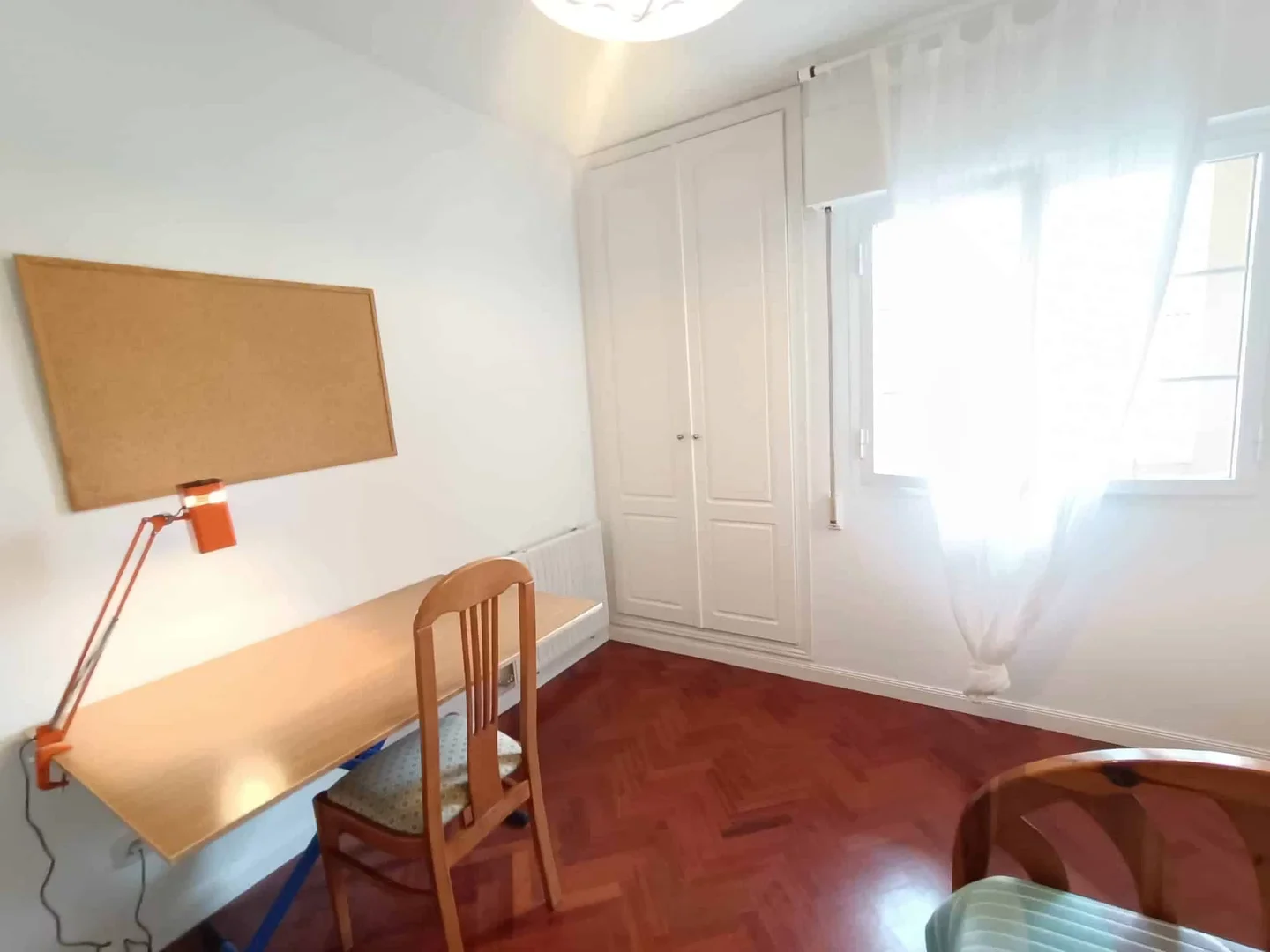 Chambre d'étudiant économique avec emplacement pratique dans