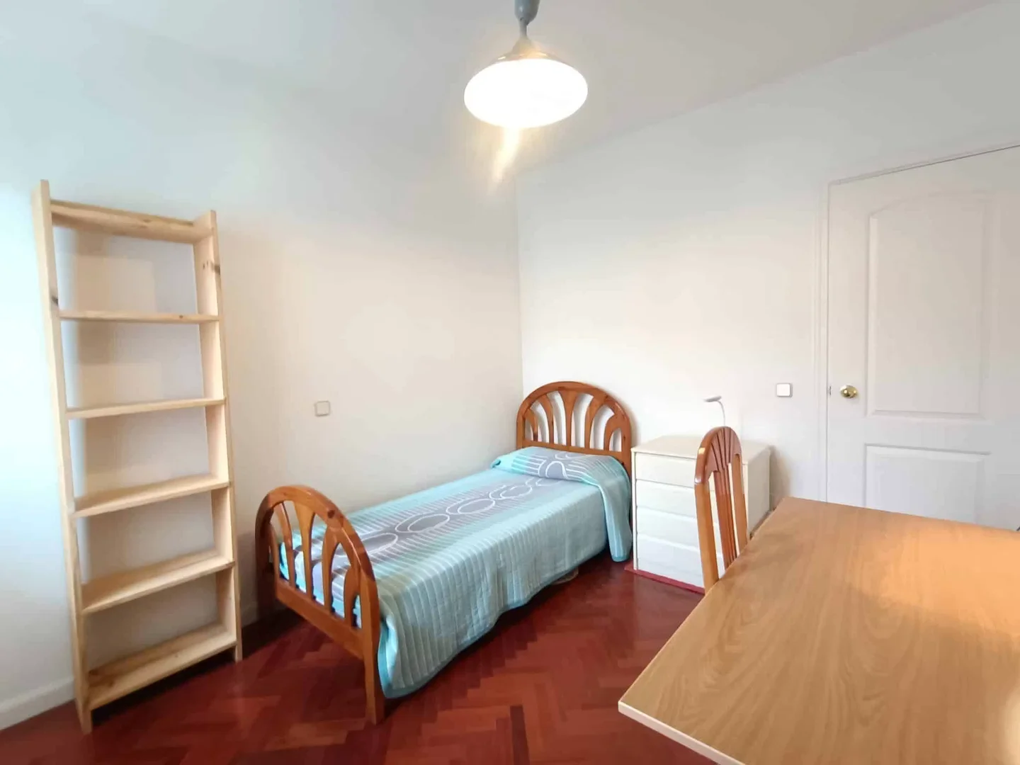 Chambre d'étudiant économique avec emplacement pratique dans