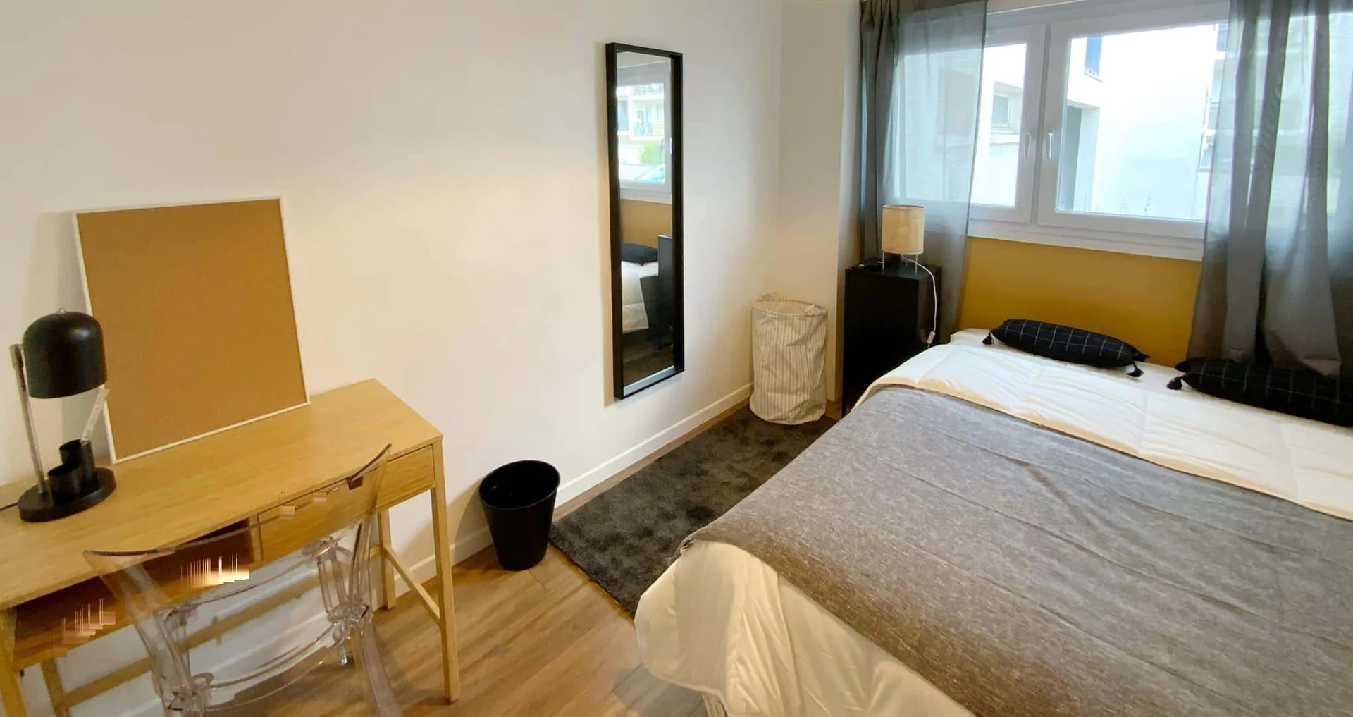 Habitación estudiantil funcional perfecta para estudiar en 