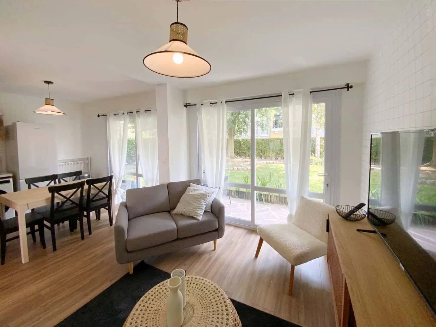 Habitación estudiantil funcional perfecta para estudiar en 