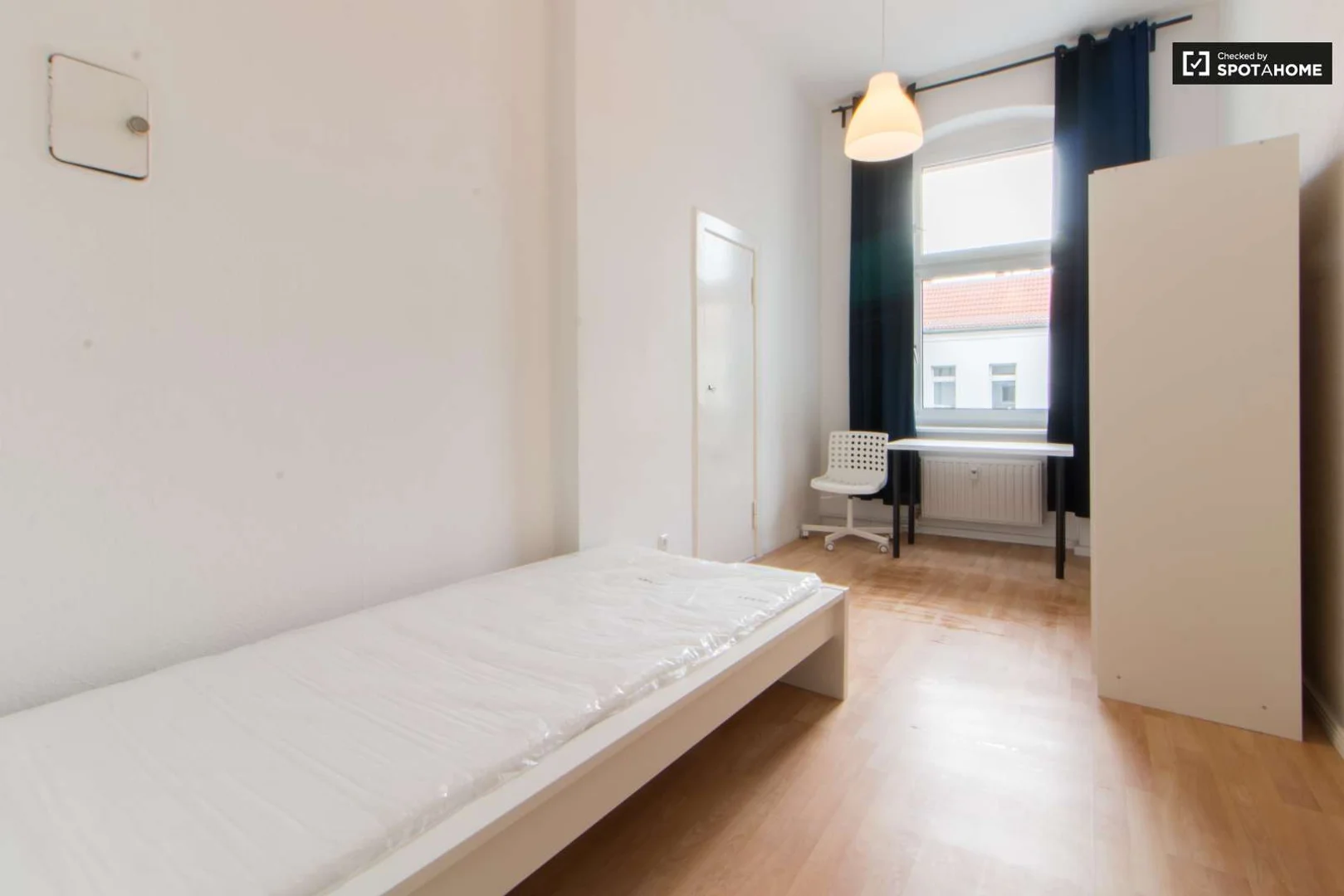 Quarto acessível para estudantes com iluminação ampla em 