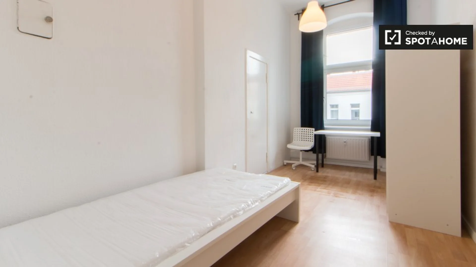 Quarto de estudante económico perto do campus em 