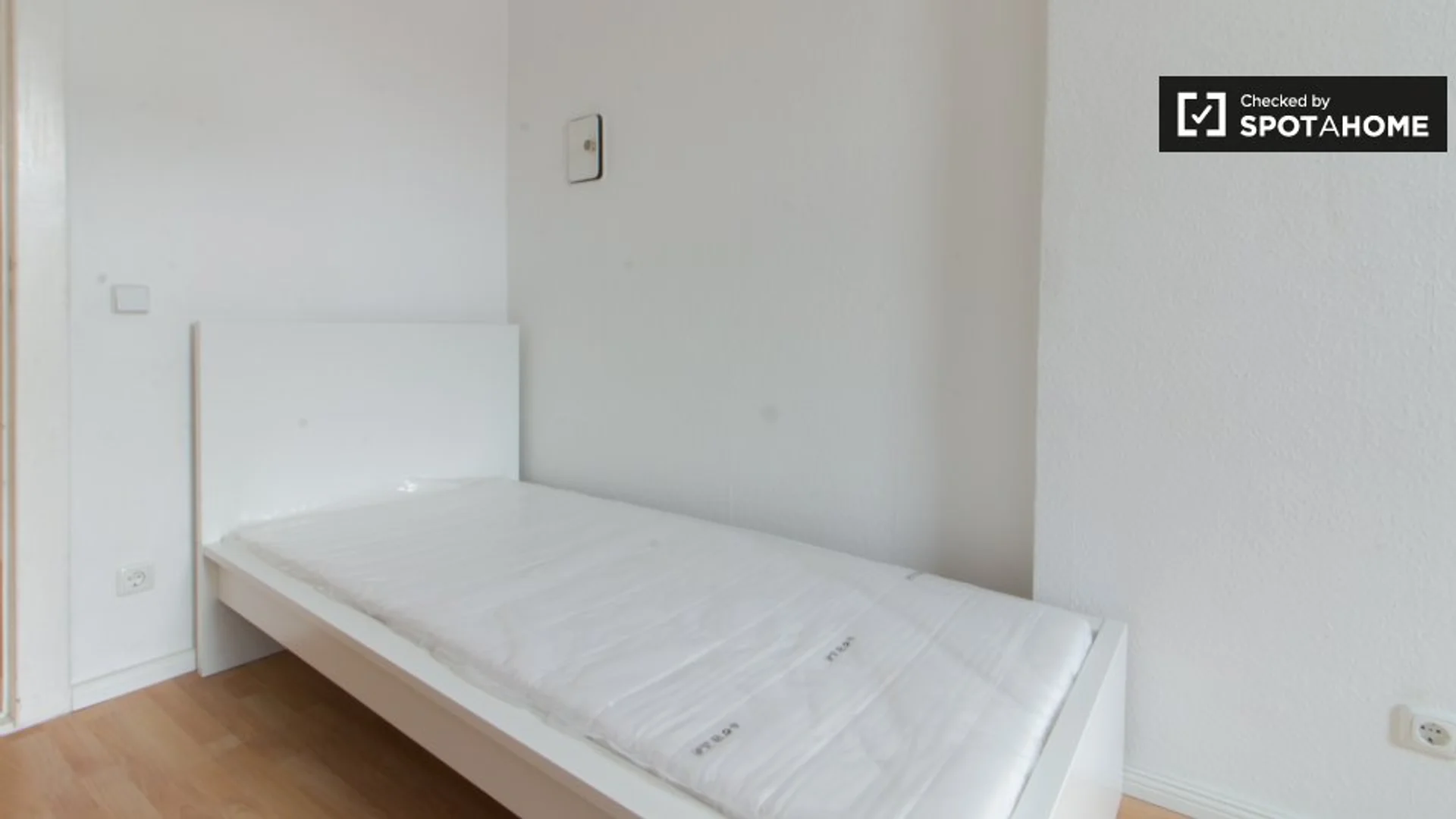 Quarto acessível para estudantes com iluminação ampla em 