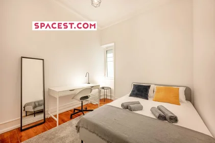 Quarto privado em R. Padre António Vieira, 1070 Lisboa, Portugal, imagem 1 de 21
