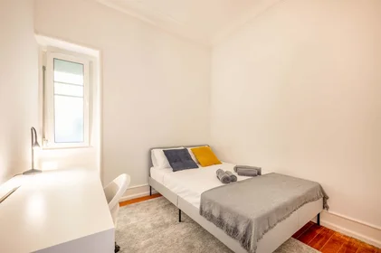 Quarto privado em R. Padre António Vieira, 1070 Lisboa, Portugal, imagem 2 de 21