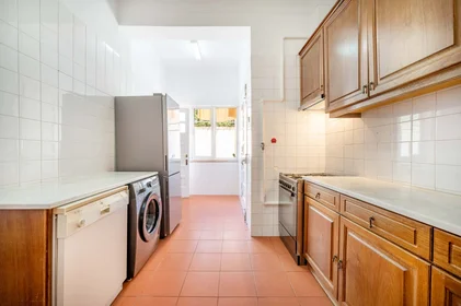 Quarto privado em R. Padre António Vieira, 1070 Lisboa, Portugal, imagem 13 de 21
