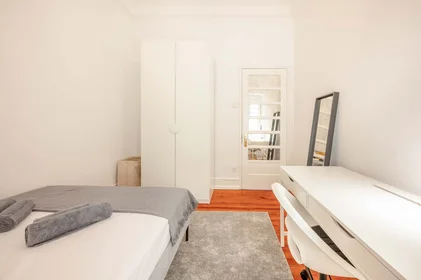 Quarto privado em R. Padre António Vieira, 1070 Lisboa, Portugal, imagem 3 de 21
