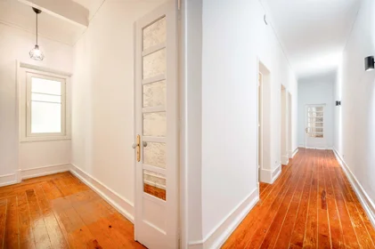 Quarto privado em R. Padre António Vieira, 1070 Lisboa, Portugal, imagem 5 de 21