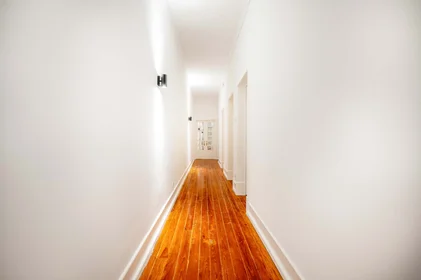 Quarto privado em R. Padre António Vieira, 1070 Lisboa, Portugal, imagem 9 de 21