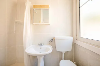 Quarto privado em R. Padre António Vieira, 1070 Lisboa, Portugal, imagem 15 de 20