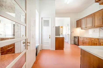 Quarto privado em R. Padre António Vieira, 1070 Lisboa, Portugal, imagem 11 de 20