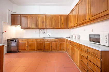 Quarto privado em R. Padre António Vieira, 1070 Lisboa, Portugal, imagem 9 de 20
